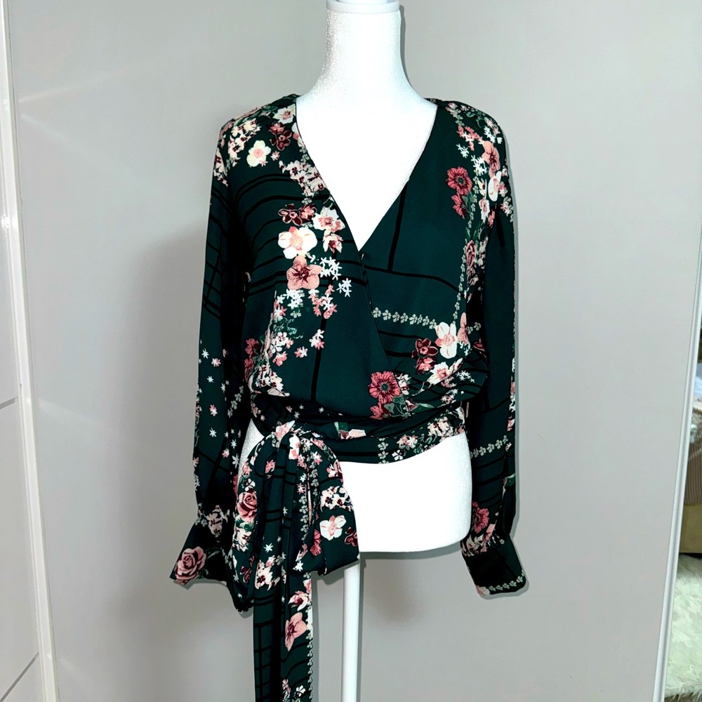 New York & company Green elegant blouse with bow size XS